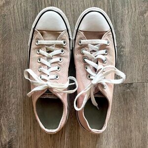 Converse Pink and White Canvas Sneakers
Missing insoles*